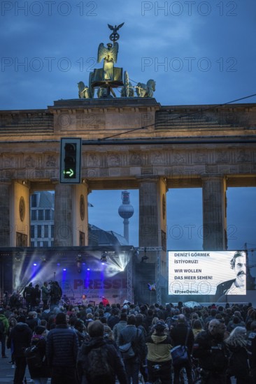 DEU Germany Germany Berlin The solidarity event for imprisoned Turkish journalists organised by Amnesty International and Reporters Without Borders on Press Freedom Day in front of the Brandenburg Tor. Special attention was paid to former Taz journalist and current Welt correspondent Deniz Yuecel, who is currently in solitary confinement in Turkey. The title of the evening was 'To the press'