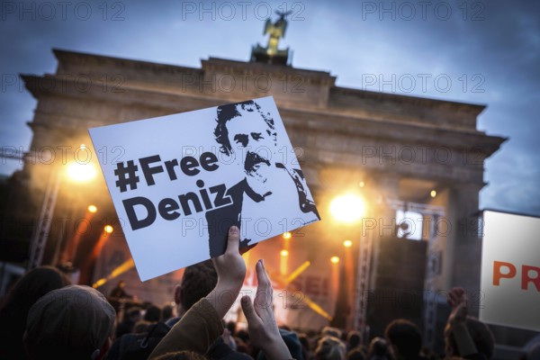 DEU Germany Germany Berlin The solidarity event for imprisoned Turkish journalists organised by Amnesty International and Reporters Without Borders on Press Freedom Day in front of the Brandenburg Tor. Special attention was paid to former Taz journalist and current Welt correspondent Deniz Yuecel, who is currently in solitary confinement in Turkey. The title of the evening was 'To the press'
