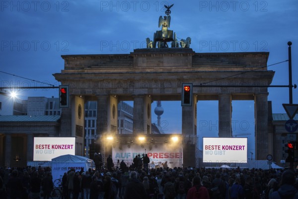DEU Germany Germany Berlin The solidarity event for imprisoned Turkish journalists organised by Amnesty International and Reporters Without Borders on Press Freedom Day in front of the Brandenburg Tor. Special attention was paid to former Taz journalist and current Welt correspondent Deniz Yuecel, who is currently in solitary confinement in Turkey. The title of the evening was 'To the press'