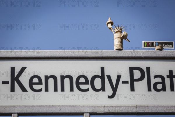 DEU Germany Germany Berlin A freedom statue made of cork stands on the street sign on J.F.-Kennedy-Platz in front of Schöneberg Town Hall. Yoga teacher Josef Foos is known for his cork figures, also known as Street Yogi