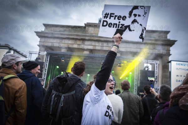 DEU Germany Germany Berlin The solidarity event for imprisoned Turkish journalists organised by Amnesty International and Reporters Without Borders on Press Freedom Day in front of the Brandenburg Tor. Special attention was paid to former Taz journalist and current Welt correspondent Deniz Yuecel, who is currently in solitary confinement in Turkey. The title of the evening was 'To the press'