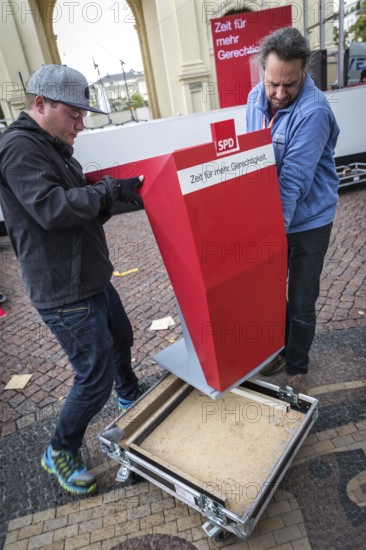 DEU Germany Germany Berlin Election campaign appearance by SPD chancellor candidate Martin Schulz. Dismantling the stage after the end of the event