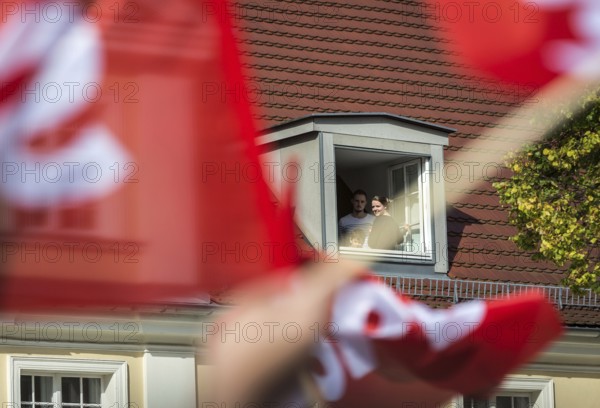 DEU Germany Germany Berlin Election campaign appearance of SPD chancellor candidate Martin Schulz. Family watches the election rally from the window of their penthouse flat