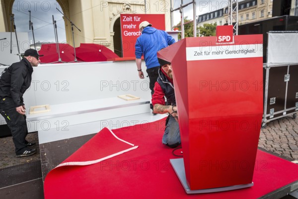 DEU Germany Germany Berlin Election campaign appearance by SPD chancellor candidate Martin Schulz. Dismantling the stage after the end of the event