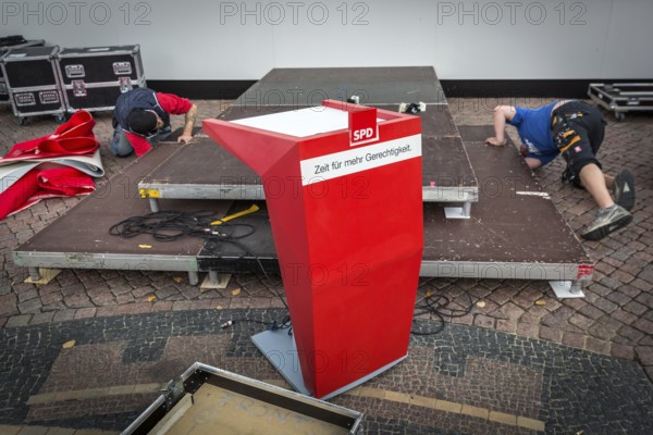 DEU Germany Germany Berlin Election campaign appearance by SPD chancellor candidate Martin Schulz. Dismantling the stage after the end of the event