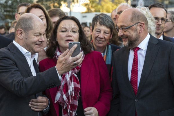 DEU Germany Germany Berlin Final rally of SPD chancellor candidate Martin Schulz at Berlin's Gendarmenmarkt. Olaf Scholz shows Andrea Nahles, Barbara Hendricks and Martin Schulz his mobile phone. Heiko Maas also in the picture