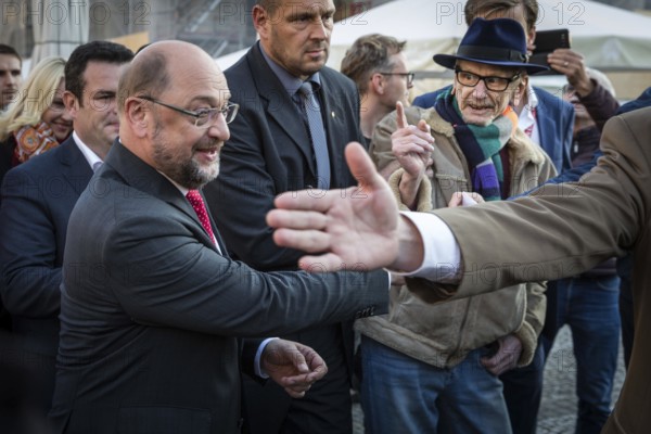 DEU Germany Germany Berlin Final rally of SPD chancellor candidate Martin Schulz on Berlin's Gendarmenmarkt. A passer-by raises his index finger at Schulz