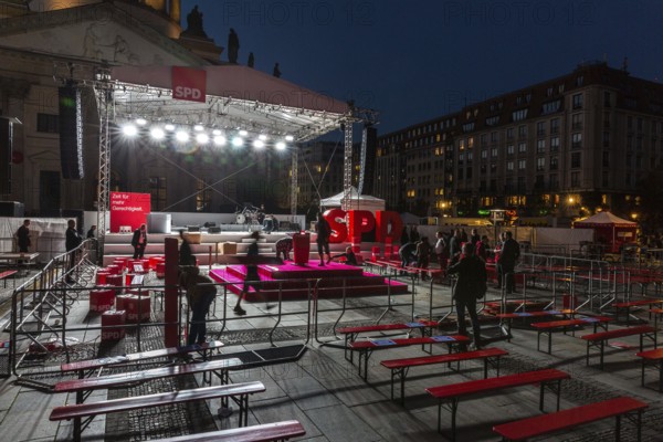 DEU Germany Germany Berlin Final rally of SPD chancellor candidate Martin Schulz at Berlin's Gendarmenmarkt. Dismantling after the end of the event