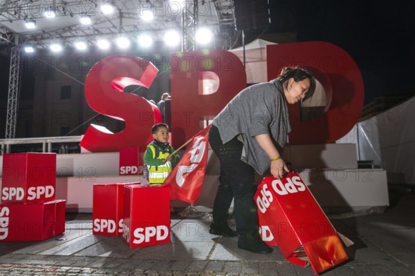 DEU Germany Germany Berlin Final rally of SPD chancellor candidate Martin Schulz at Berlin's Gendarmenmarkt. Dismantling after the end of the event