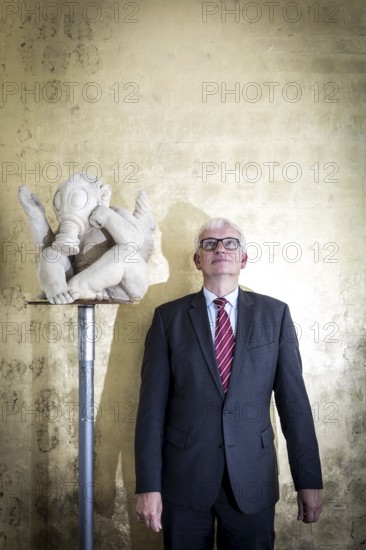 DEU Germany Germany Berlin The Managing Director of Deutsche Umwelthilfe, Jürgen Resch, next to a sculpture by sculptor Peter Lenk