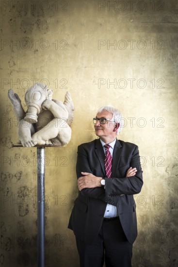 DEU Germany Germany Berlin The Managing Director of Deutsche Umwelthilfe, Jürgen Resch, next to a sculpture by sculptor Peter Lenk