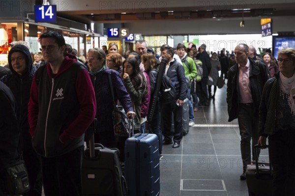 DEU Germany Germany Berlin Scenes at Berlin Central Station after storm Xavier. All long-distance traffic was paralysed until midday. Queue at the DB travel centre