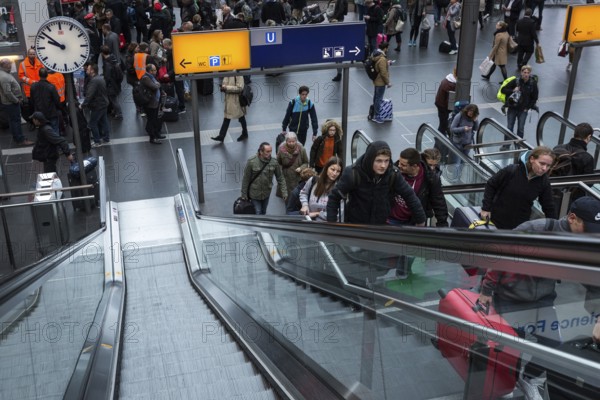 DEU Germany Germany Berlin Scenes at Berlin Central Station after storm Xavier. All long-distance traffic was paralysed until midday. After an escalator broke down, travellers dragged their suitcases up the stairs