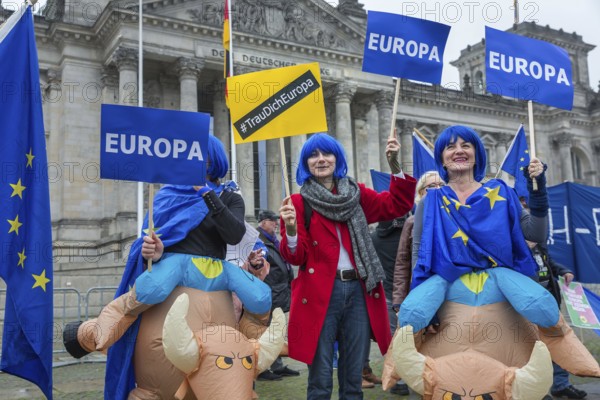 DEU Germany Germany Berlin Demonstration for a strong Europe by Puls of Eirope in front of the opening of the first Bundestag session