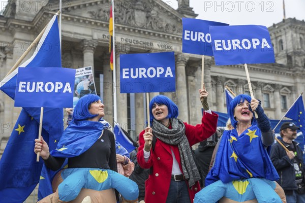 DEU Germany Germany Berlin Demonstration for a strong Europe by Puls of Eirope in front of the opening of the first Bundestag session