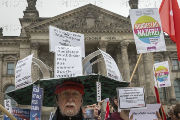DEU Germany Germany Berlin Demonstration against racism and the AFD in front of the opening of the first Bundestag session. Man wears hat with slogans