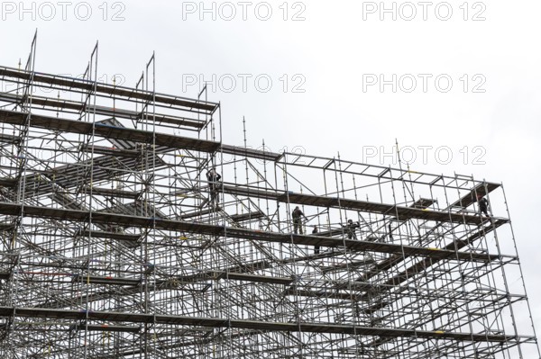 DEU Germany Germany Berlin Dismantling scaffolding at Potsdamer Platz. The Beisheim Centre in the background
