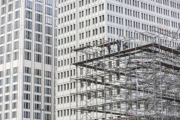 DEU Germany Germany Berlin Dismantling scaffolding at Potsdamer Platz. The Beisheim Centre in the background