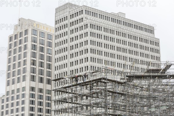 DEU Germany Germany Berlin Dismantling scaffolding at Potsdamer Platz. The Beisheim Centre in the background