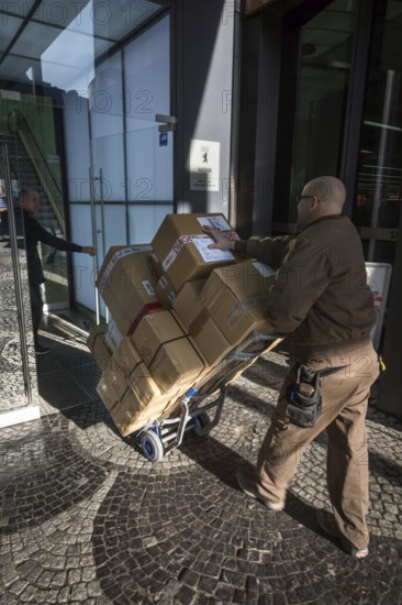 DEU Germany Germany Berlin A parcel courier on Kurfürstendamm