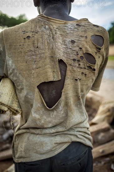 RWA RWANDA RUANDA Kigali A worker with a torn shirt on a construction site