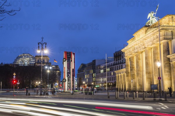 DEU Germany Germany Berlin The art installation by German-Syrian artist Manaf Halbouni is located in front of the Brandenburg Tor. The three vertically positioned buses, symbols of protection against snipers in Aleppo, are intended as a reminder of the civil war in Syria