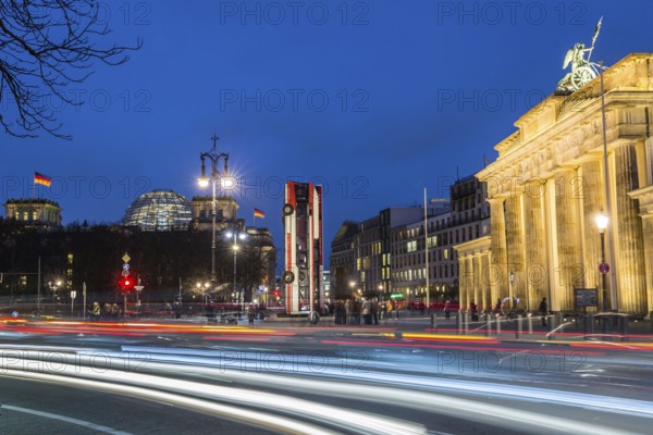 DEU Germany Germany Berlin The art installation by German-Syrian artist Manaf Halbouni is located in front of the Brandenburg Tor. The three vertically positioned buses, symbols of protection against snipers in Aleppo, are intended as a reminder of the civil war in Syria