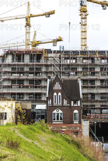 DEU Germany Germany Berlin View of a construction site with a heritage-protected building in front of a new building complex at the Yorckbrücken