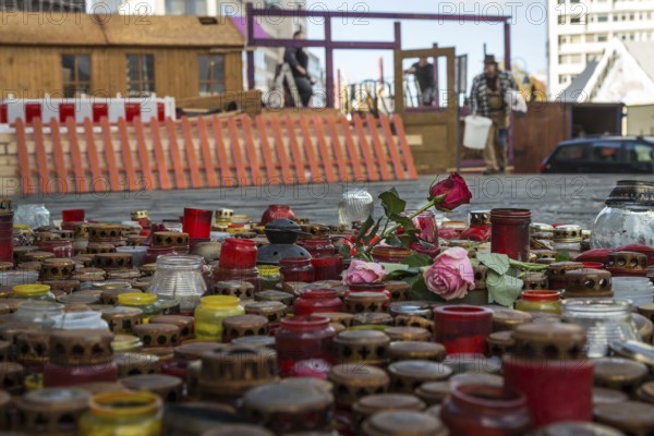 DEU Germany Germany Berlin Setting up the Christmas market at Breitscheidtplatz, where there is a temporary memorial for the victims of last year's attack at the memorial church