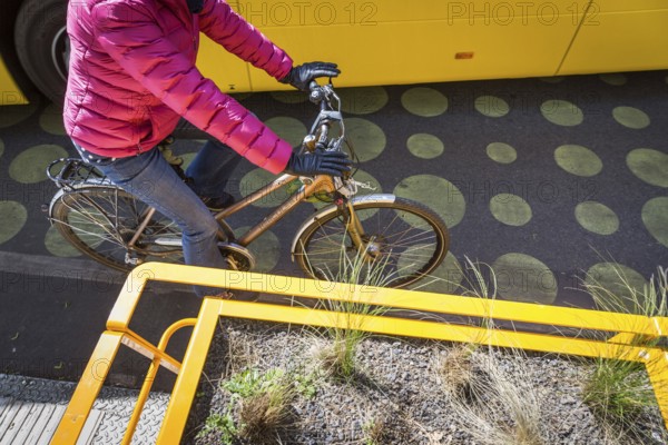 DEU Germany Germany Berlin The redesigned Bergmannstraße with quiet zones and parklets Cyclists between bus and parklet