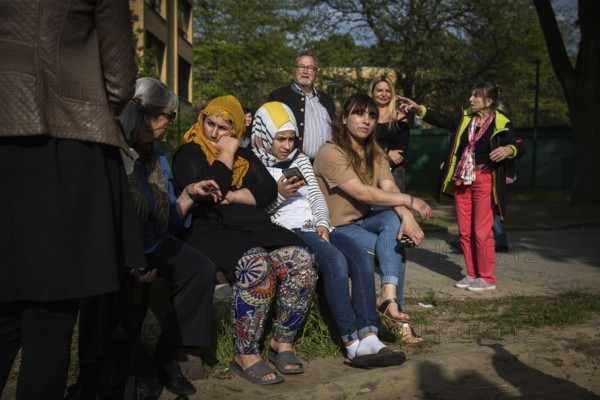 DEU Germany Germany Berlin Open day to present a new anchor centre on the grounds of the Karl Bonhoeffer mental hospital in Reinickendorf Visitors and refugees on the grounds of the Tempohome