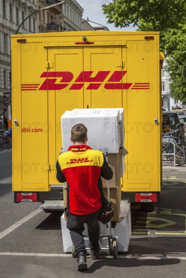 DEU Germany Germany Berlin A courier delivers parcels on Bergmannstrasse
