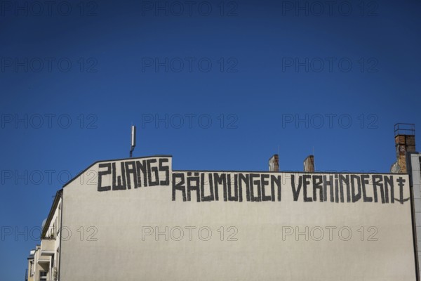 DEU Germany Germany Berlin Graffiti against forced evictions on a firewall on Bornholmer Strasse