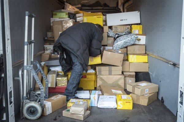DEU Germany Germany Berlin Courier drivers load parcels and packages in front of a post office near Bahnhof Zoo