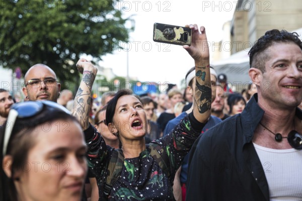 DEU Germany Germany Berlin scene from the music festival Fete de la musique during the midsummer night.audience in front of the pub Abgedreht in Karl-Marx-Allee
