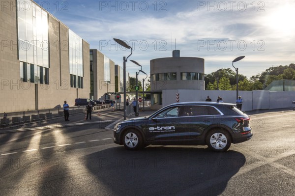 DEU Germany Germany Berlin Car summit in the Chancellery at the invitation of Angela Merkel. Participants drive up in their limousines