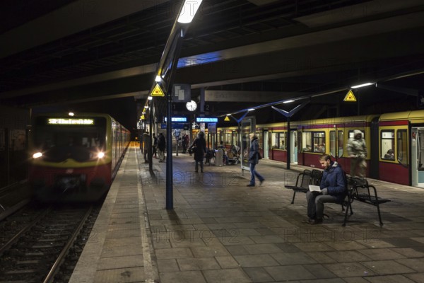 DEU Germany Germany Berlin Scenes in and around the S-Bahn. Passengers waiting for a train in Pankow-Heinersdorf
