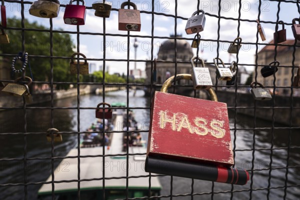 DEU Germany Germany Berlin A castle with the inscription Hass on a bridge near Museum Island, on which numerous locks of lovers hang
