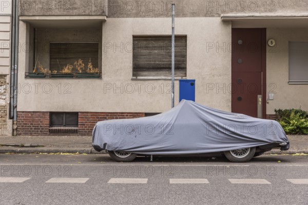 DEU Germany Germany Berlin A covered car stands in front of a parking ticket machine in Kreuzbergstrasse