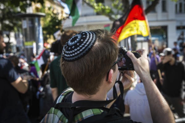 DEU Germany Germany Berlin Al Kuds march on Kudamm Press photographer with kippa