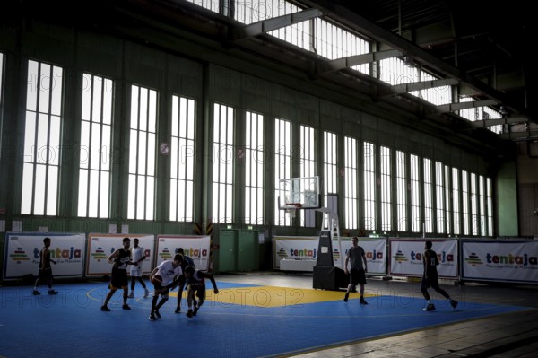 DEU Germany Germany Berlin As part of the German Foundation Week, the Cologne-based organisation Rheinflanke demonstrates sporting opportunities for refugees in the hangar at Tempelhof Airport