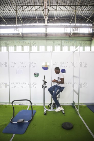 DEU Germany Germany Berlin As part of the German Foundation Week, the Cologne-based organisation Rheinflanke demonstrates sports facilities for refugees in the hangar at Tempelhof Airport. African refugees do exercises in a weight room in Hangar 1