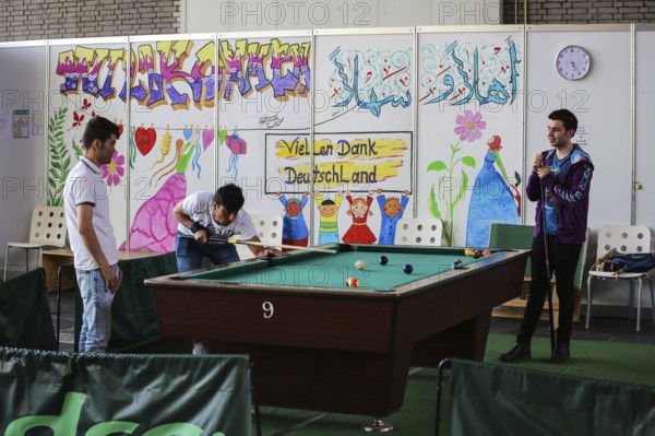 DEU Germany Germany Berlin As part of the German Foundation Week, the Cologne-based organisation Rheinflanke demonstrates sports facilities for refugees in the hangar at Tempelhof Airport. Refugees play billiards in Hangar 1