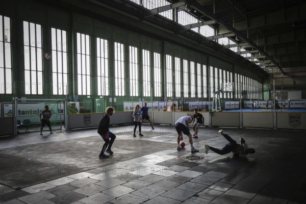 DEU Germany Germany Berlin As part of the German Foundation Week, the Cologne-based organisation Rheinflanke demonstrates sporting opportunities for refugees in the hangar at Tempelhof Airport