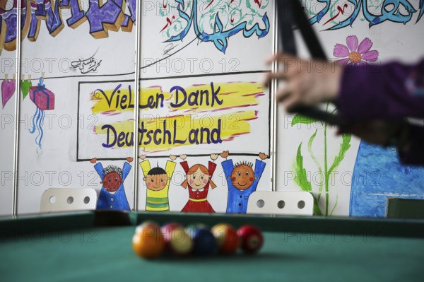 DEU Germany Germany Berlin As part of the German Foundation Week, the Cologne-based organisation Rheinflanke demonstrates sports facilities for refugees in the hangar at Tempelhof Airport. Refugees play billiards in Hangar 1