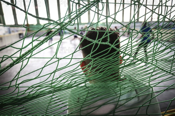 DEU Germany Germany Berlin As part of the German Foundation Week, the Cologne-based organisation Rheinflanke demonstrates sporting opportunities for refugees in the hangar at Tempelhof Airport. Spectators behind a safety net during a football match
