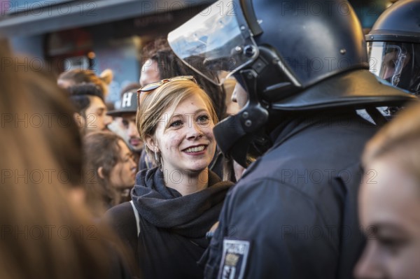 DEU Germany Germany Berlin 1st of May demonstration through Kreuzberg.conversation with the police on Skalitzerstrasse