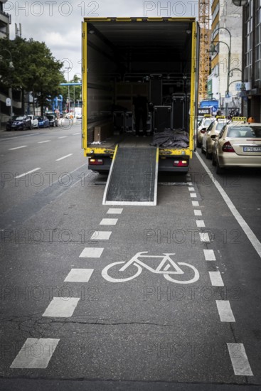 DEU Germany Germany Berlin Scene with cyclists in the capital: A lorry stands in the cycle lane on Nürnberger Straße