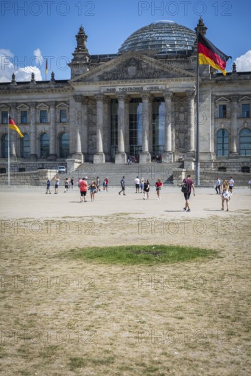 DEU Germany Germany Berlin Tourists in front of the Reichstag, where the drought has destroyed the lawn