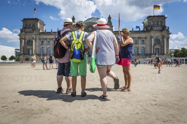 DEU Germany Germany Berlin Tourists in front of the Reichstag, where the drought has destroyed the lawn